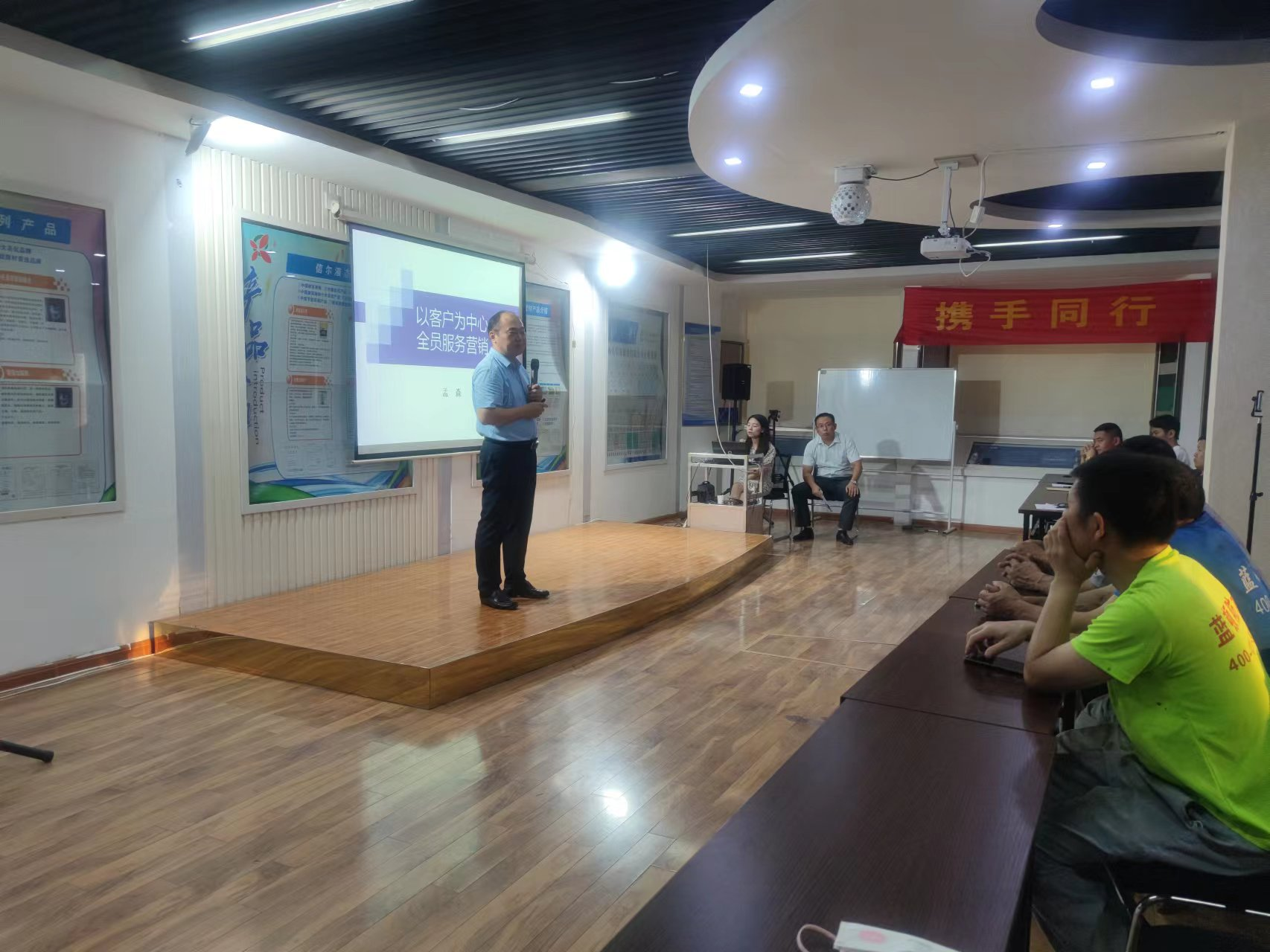 執(zhí)行董事張振張總在啟動會中講話，向.png